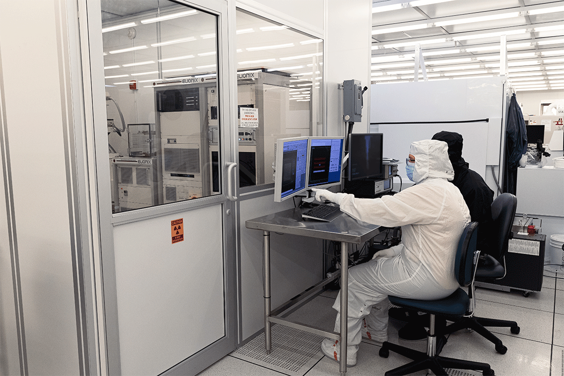 Cleanroom users at a tool